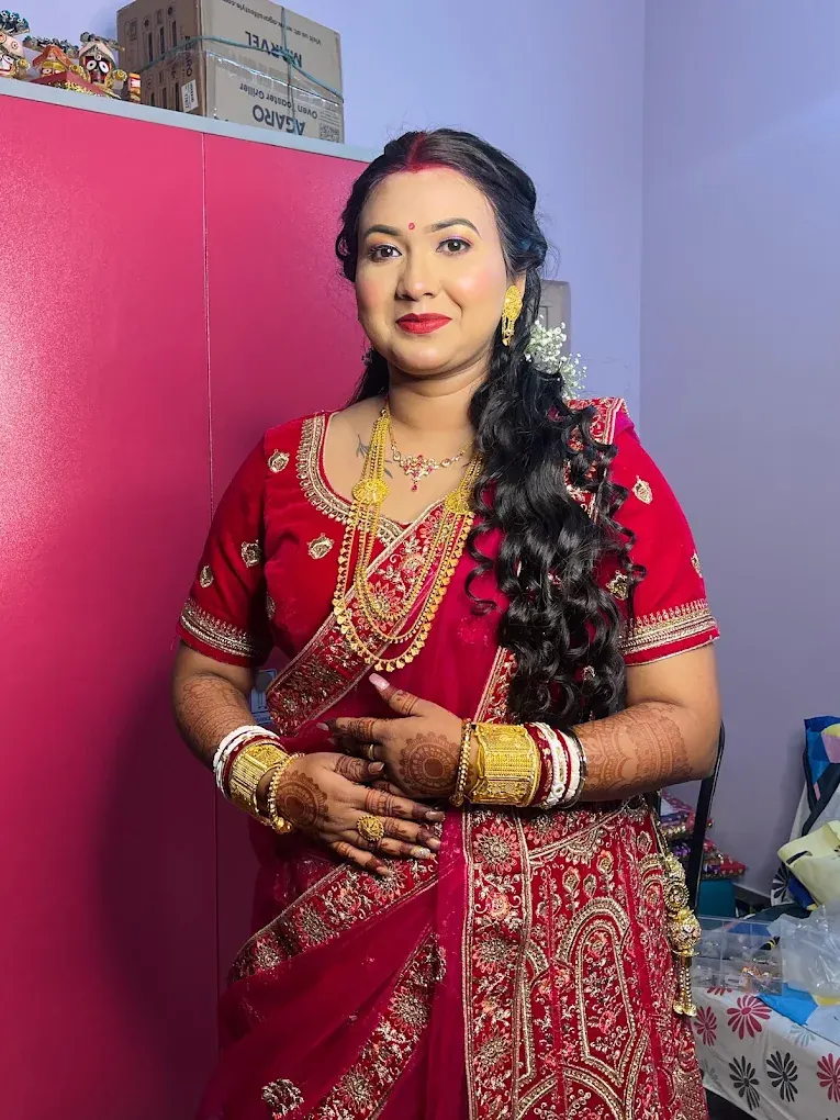 Bridal look in red lehenga and jewellery